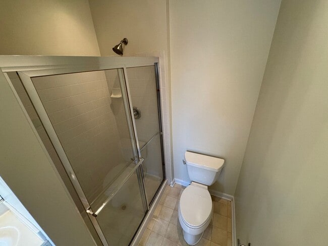 Building Photo - Spacious 3 Bed 3 Bath End-Unit Townhome Wi...