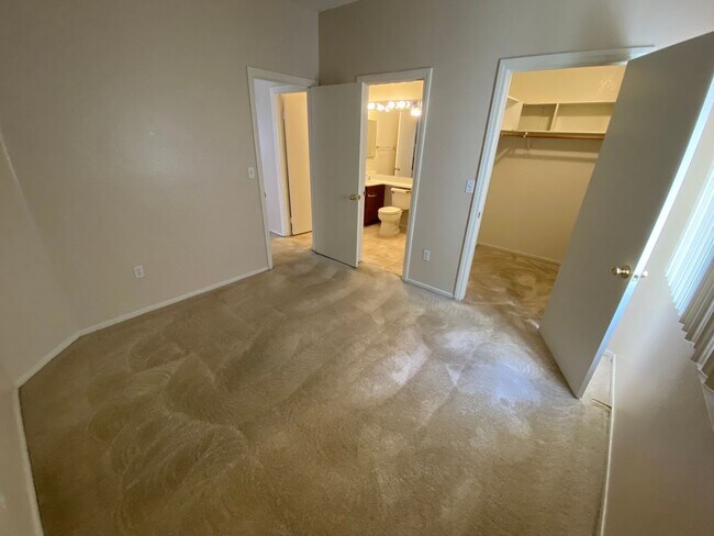Building Photo - 4 bedroom/3 bath home located in Henderson