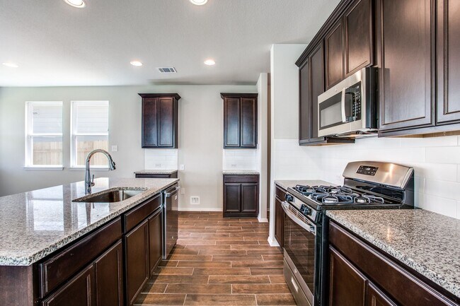 Building Photo - Newer cottage home in Cloverleaf community...