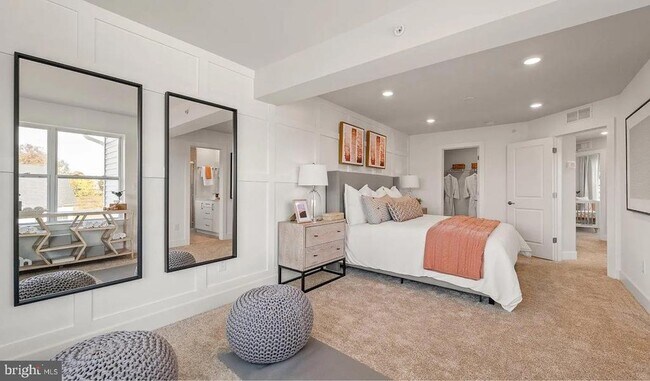 Building Photo - 727 Peony Ln