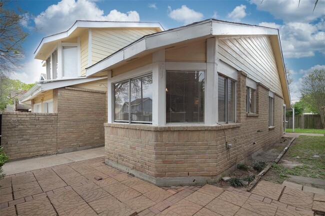 Building Photo - 10619 Chapel Hill Dr