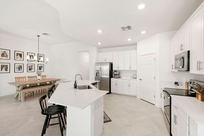 Building Photo - Stylish Corner Coach Home in Prime Fort My...