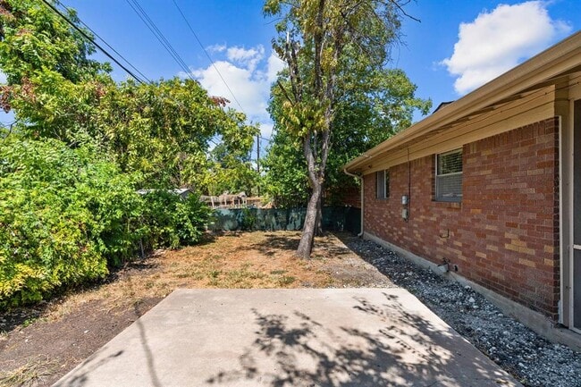 Building Photo - 2205 Lanier Dr