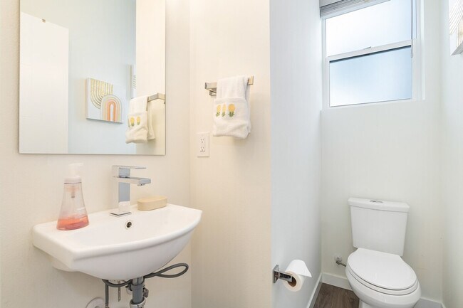 Building Photo - 9413A Roosevelt Way NE