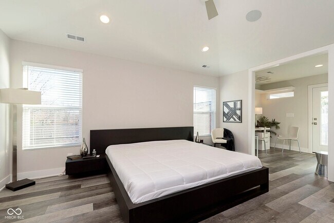 Building Photo - 429 W 86th St