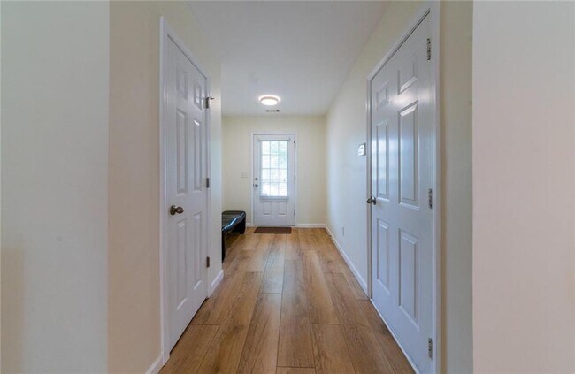Building Photo - 2860 Mayfair Dr