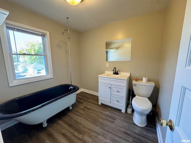 Building Photo - 716 46th St