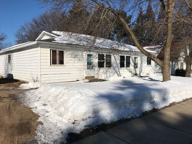 Building Photo - 608 N Walnut Ave