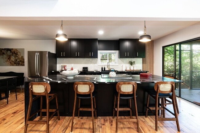 Building Photo - Ultra Modern Three Bedroom Home!