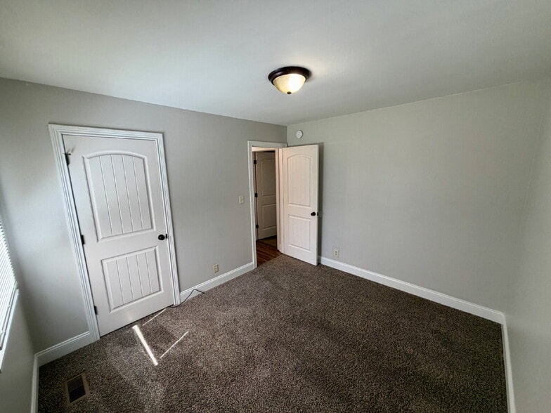 Building Photo - 335 Woodale Dr