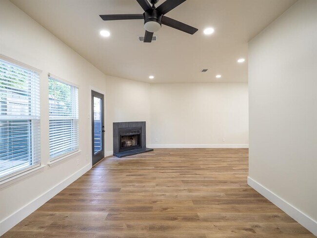 Building Photo - 210 Mockingbird Ln W