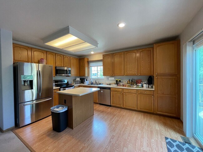 Building Photo - Beautiful two-story home located in Erie!