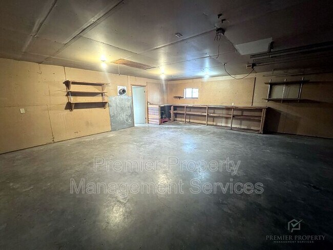 Building Photo - 140 Peters St