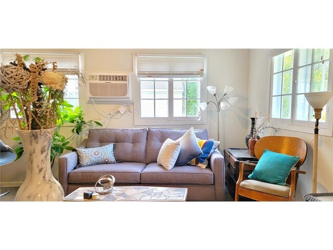 Building Photo - 2335 Hemlock Ln N