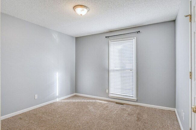 Building Photo - 3 Bedroom Dog Friendly Home For Rent Near St. B Area!