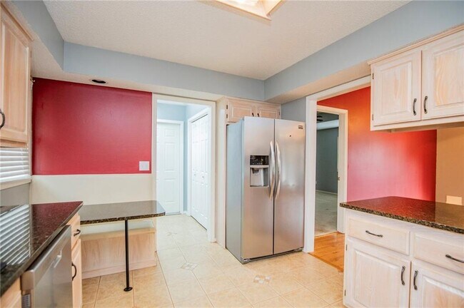 Building Photo - 2 Newburgh Dr