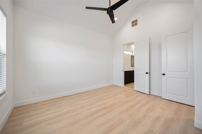 Building Photo - 2528 Live Oak St