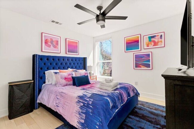 Building Photo - Light and Spacious Modern 3 bedroom