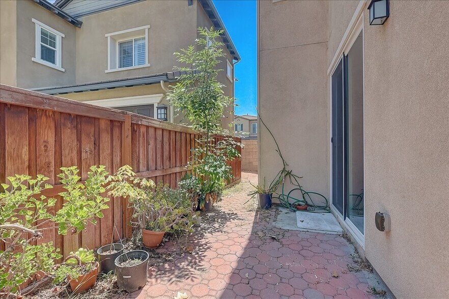 Building Photo - 3115 N Sunrise Ct