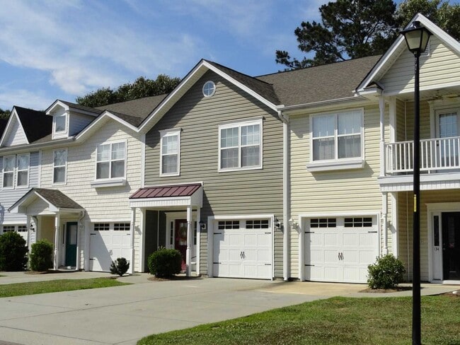 Building Photo - Spacious 3 bedroom 2.5 bath Townhome with 1 car garage