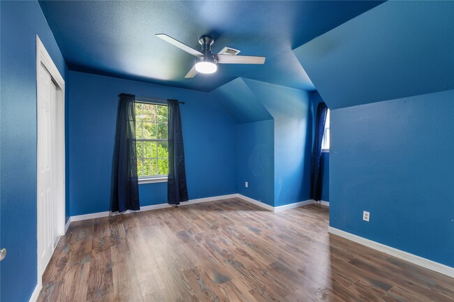 Building Photo - 293 Commodore Dr
