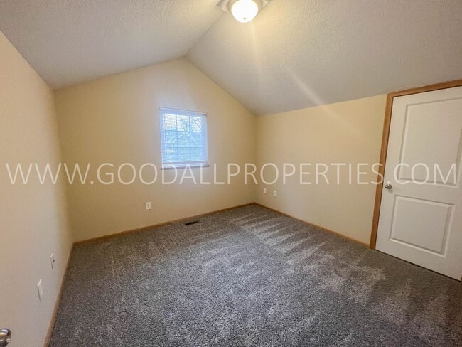 Building Photo - 3 Bedroom Townhome in Urbandale