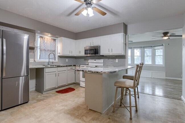 Building Photo - Must See Updated Bellevue Home!!