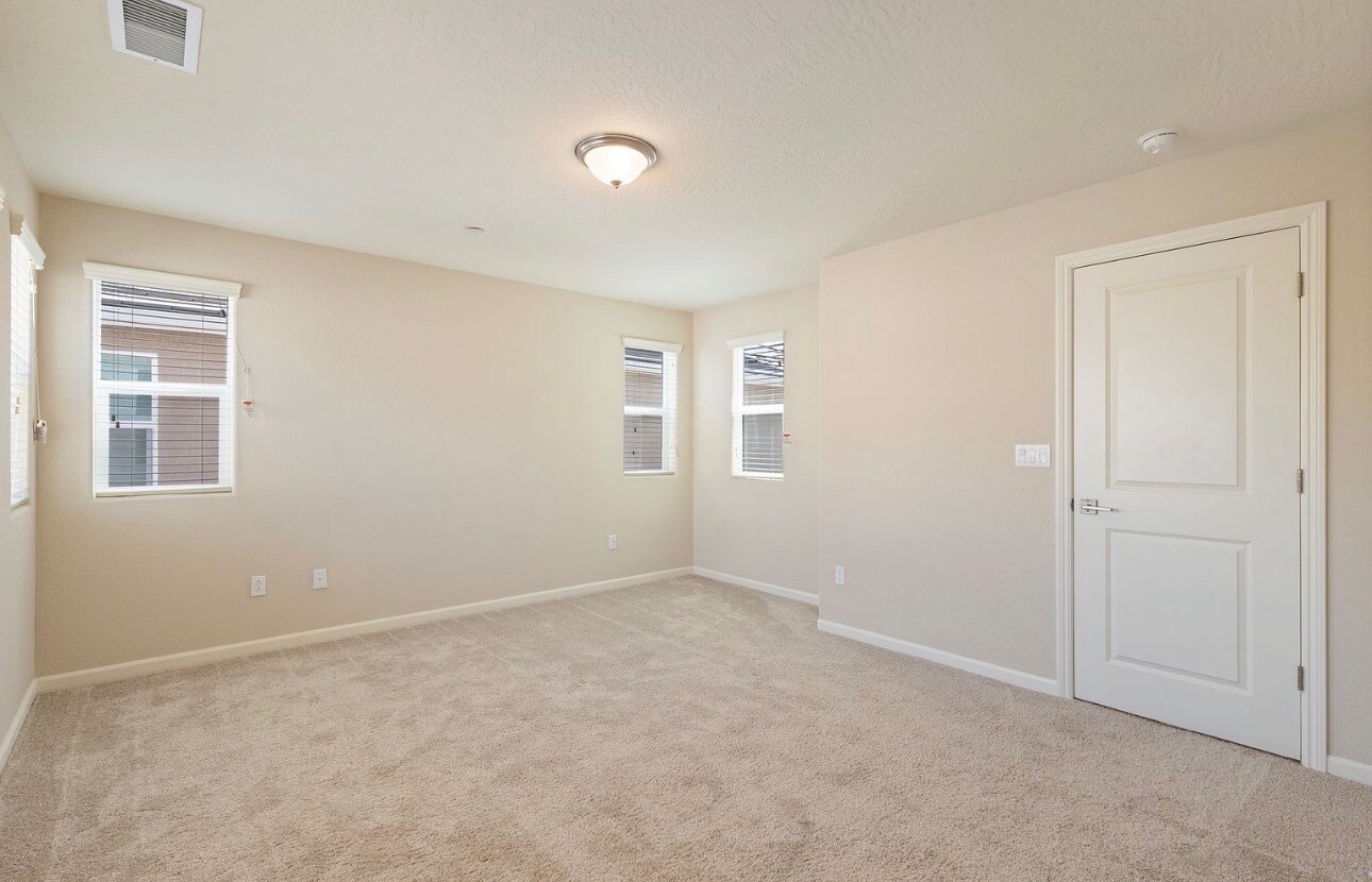 Building Photo - 1109 Royalty Way W