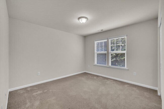 Building Photo - 3 Bedroom Townhome with 2 Car Garage in He...