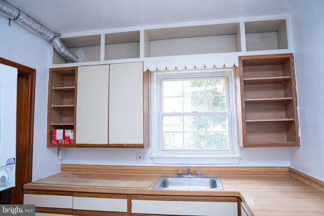 Building Photo - 110 Van Buren St NW