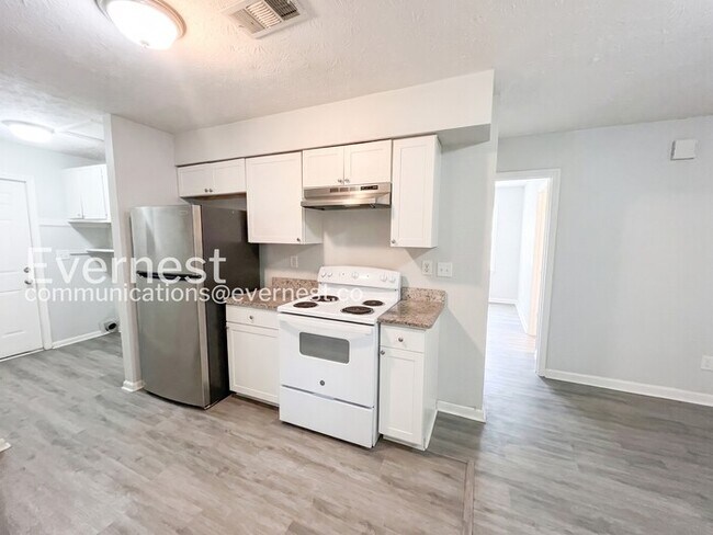 Building Photo - 3-Bed/1.5-Bath Home with Fenced Yard/Pet Friendly/Available Soon!