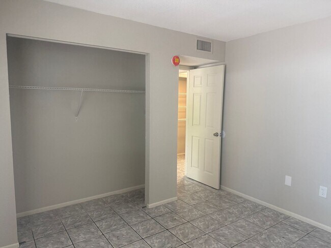 Building Photo - 925 33rd Ave W