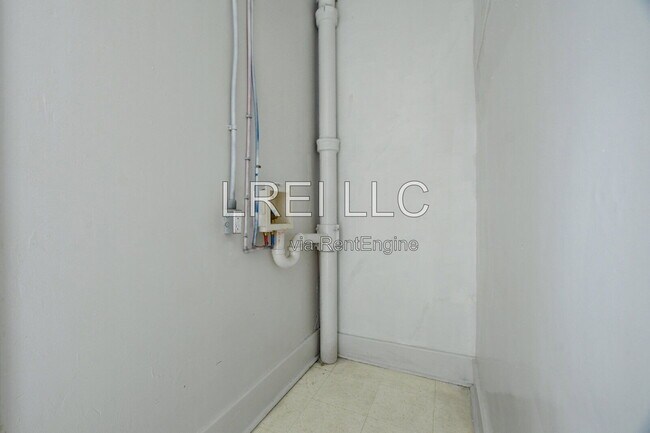 Building Photo - 615 S 38th St