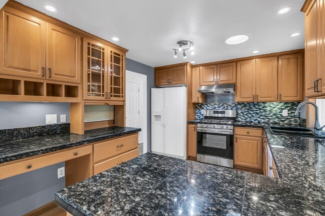 Building Photo - Three bedroom plus bonus room, and 2.5 bat...