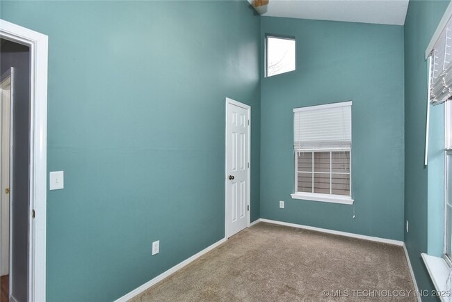 Building Photo - 319 S Gillette Ave