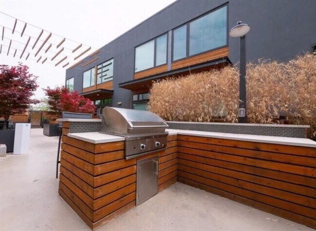 Building Photo - 2002 E 7th St