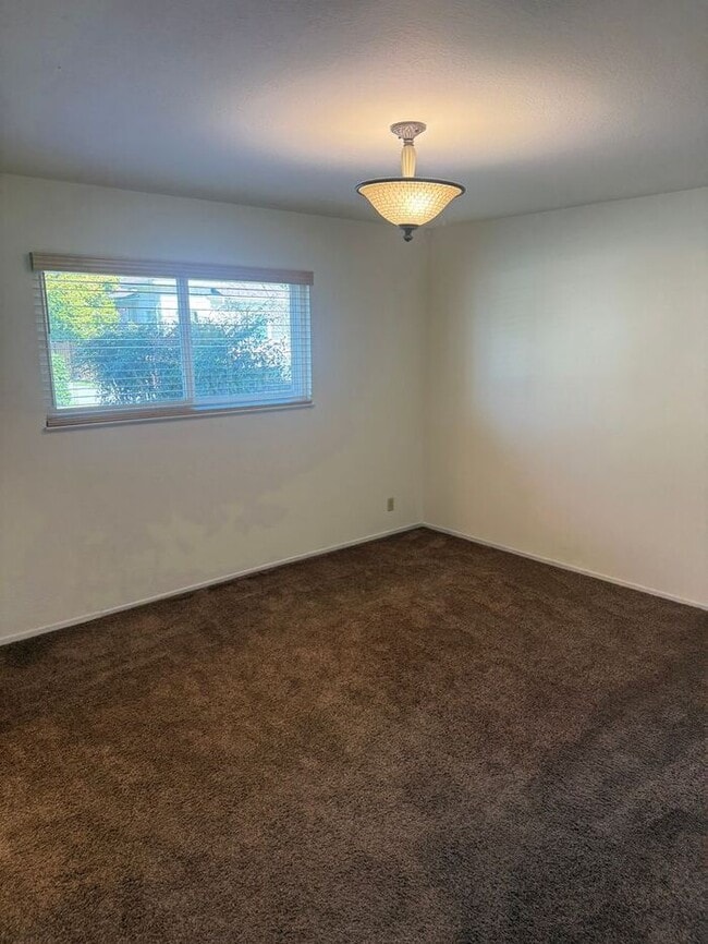 Building Photo - Charming 3 bedrooms 1.5 bath lower level