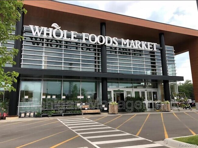 Building Photo - 2735 E Maple Rd