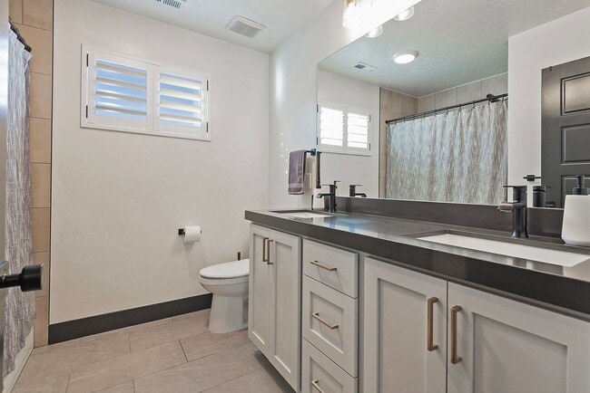 Building Photo - 423 W Red Wolf Dr