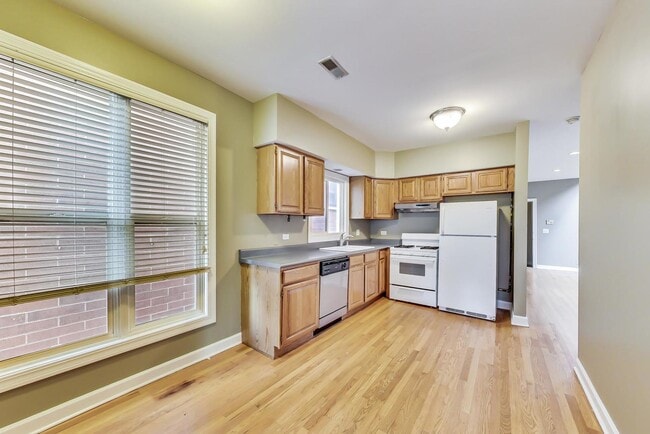 Building Photo - 2330 N Greenview Ave