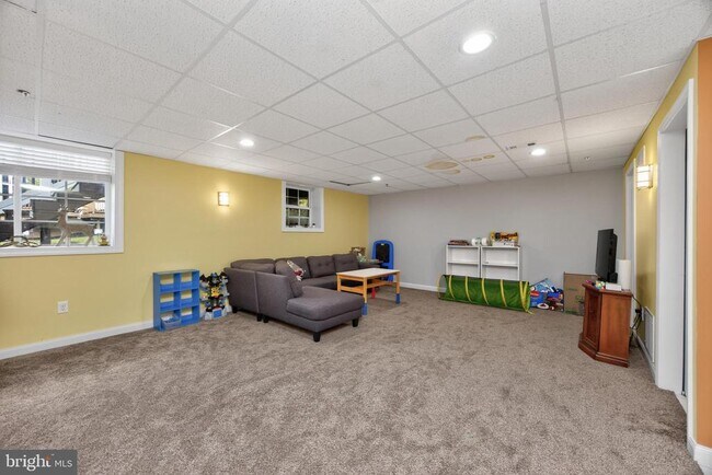 Building Photo - 271 Fairfield Cir W