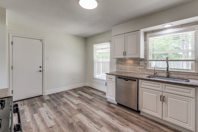 Building Photo - Charming 2-Bedroom Home with Updated Kitch...