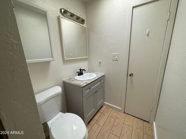 Building Photo - 916 N Pueblo Dr