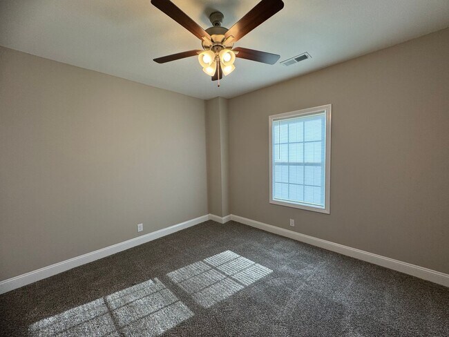 Building Photo - Stunning 4-Bedroom, 3-Bathroom Home – A Mu...
