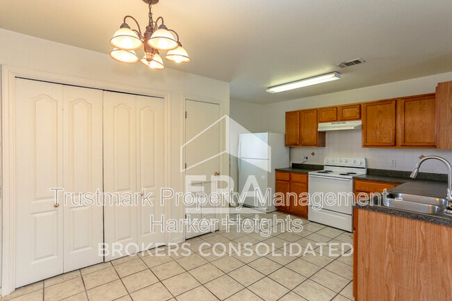 Building Photo - 707 S Amy Ln