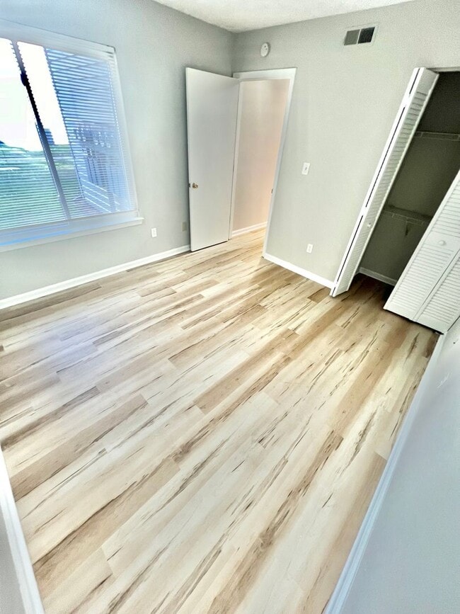 Building Photo - Beautiful 2 Bedroom Condo in Hampton Club ...