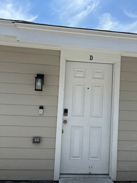 Building Photo - 2120 Southridge Ave