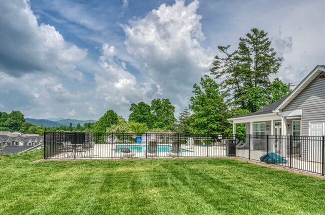 Building Photo - 8 Chambers Garden Dr