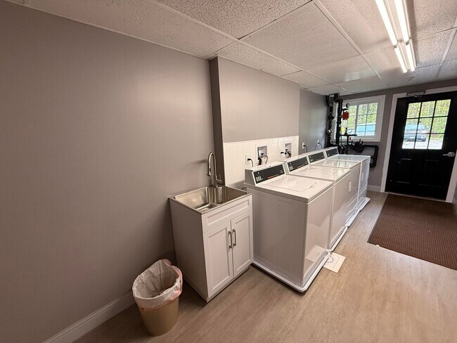 Building Photo - 379 Huse Rd