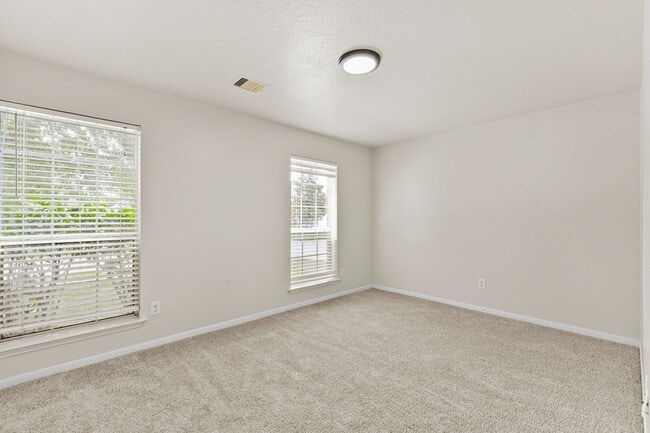 Building Photo - Open Living, Great Layout, Prime Location